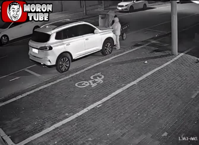 Video :You nearly killed me! She lashes out at the autonomous car after colliding with a stopped vehicle